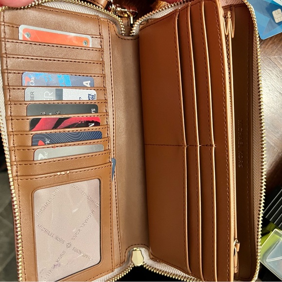 Michael Kors wristlet - Picture 3 of 4